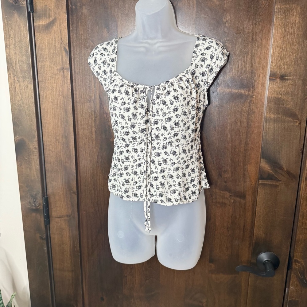 Sienna Sky Black and White Floral Blouse tie front smocked back Size L cap sleev - Picture 2 of 10